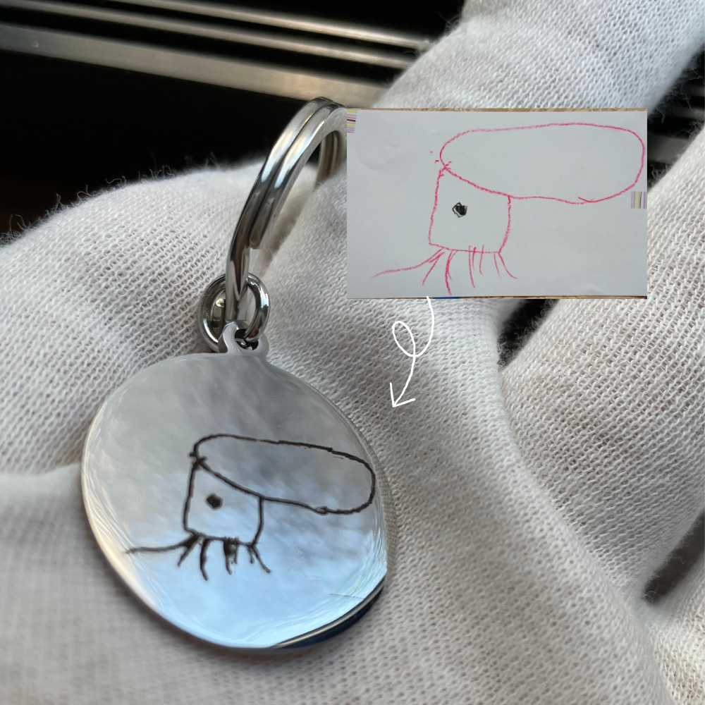 かけがえのない子供の絵を好きな形の金属にレーザー加工するオリジナル ペンダント
