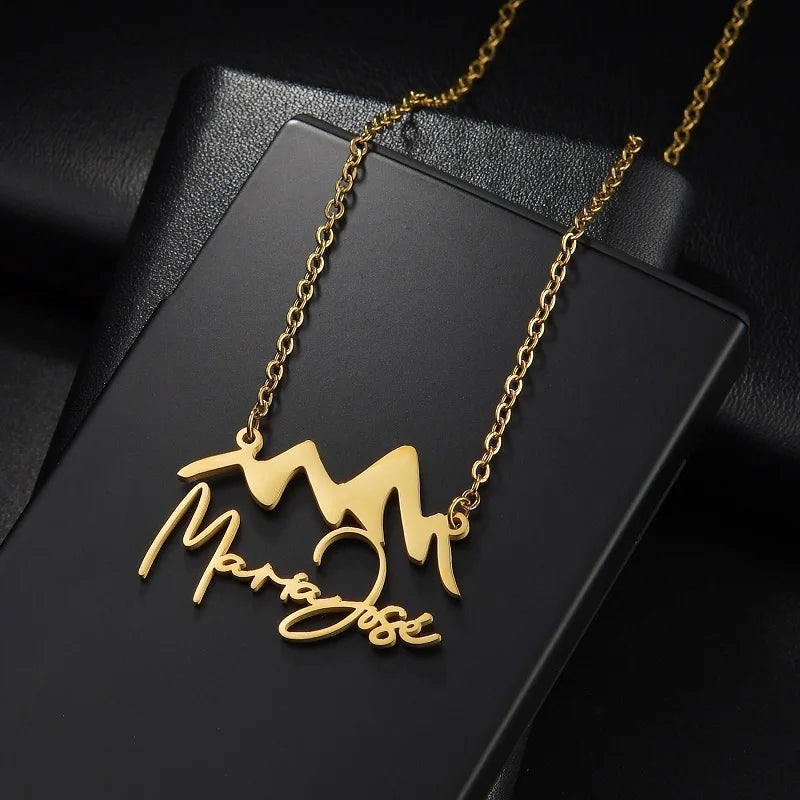 登山愛好家のための山をモチーフにしたカスタム名入れネックレス
