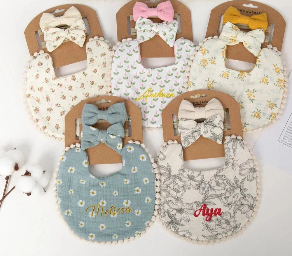 カスタム刺繍入れ赤ちゃん用 かわいいスタイとヘッドバンドセット カスタム刺繍入れ赤ちゃん用 かわいいスタイとヘッドバンドセット