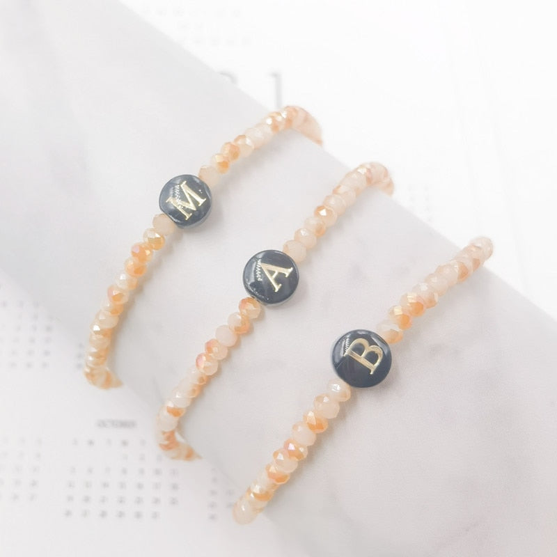 ブラック&ホワイト シェルのイニシャル入りビーズブレスレット