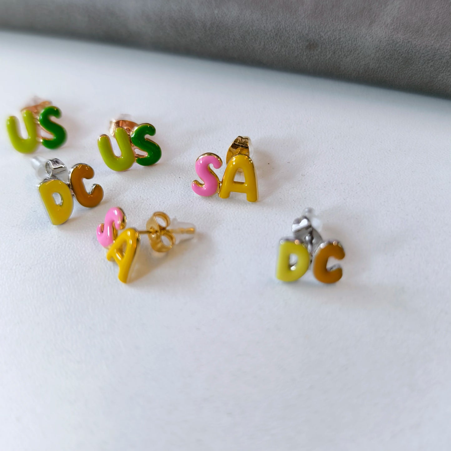好きな文字カスタム制作カラフル エナメル イヤリング