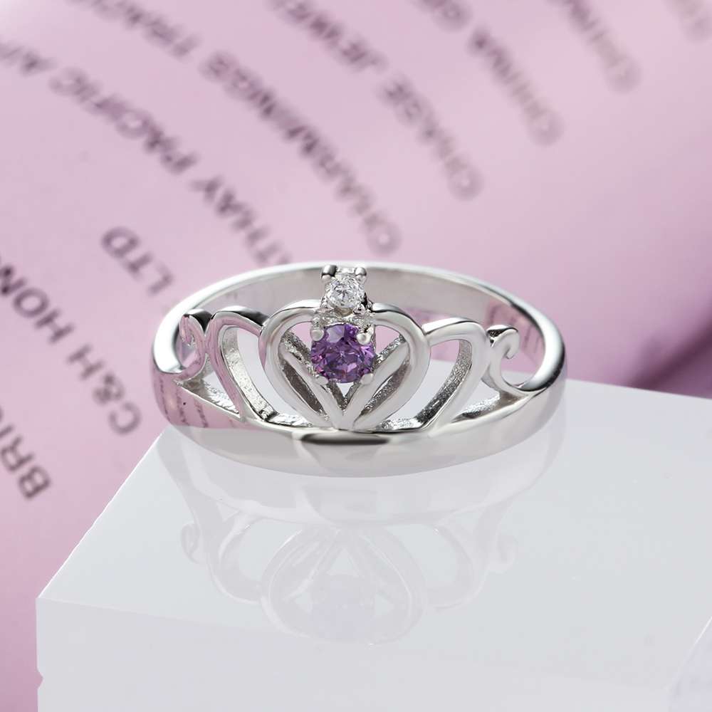 純度92.5％スターリングシルバー 輝く人工ダイヤモンドの誕生石入りのクラウンスタイルの ネーム刻印リング 指輪