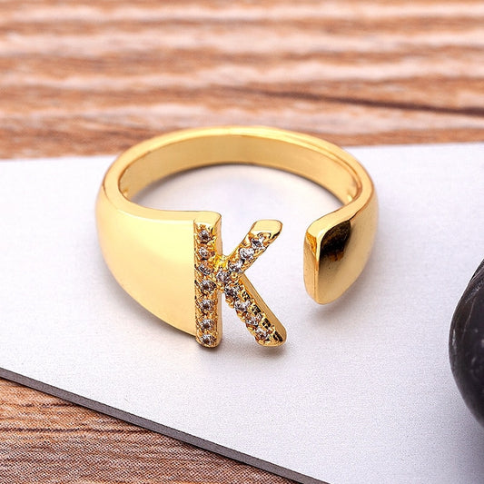 ファッションナブルな輝きのキュービックジルコニア ストーン イニシャル リング 指輪
